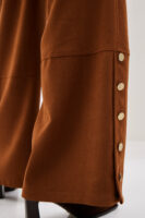 Παντελόνι με χρυσές λεπτομέρειες