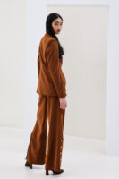 Παντελόνι με χρυσές λεπτομέρειες