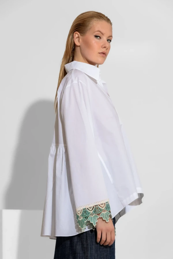 Πουκάμισο με δαντέλα στα μανίκια