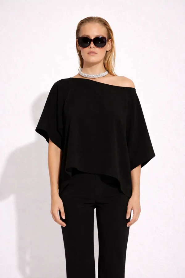 Κρέπ Oversized Μπλούζα με Ανοιχτή Λαιμόκοψη